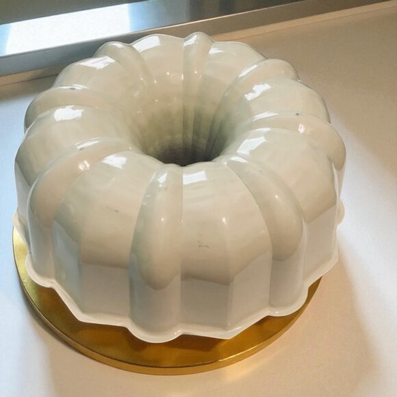 Vintage Fluted Bundt 12 cup / 3-Liter Cake Pan - Picture 1 of 5
